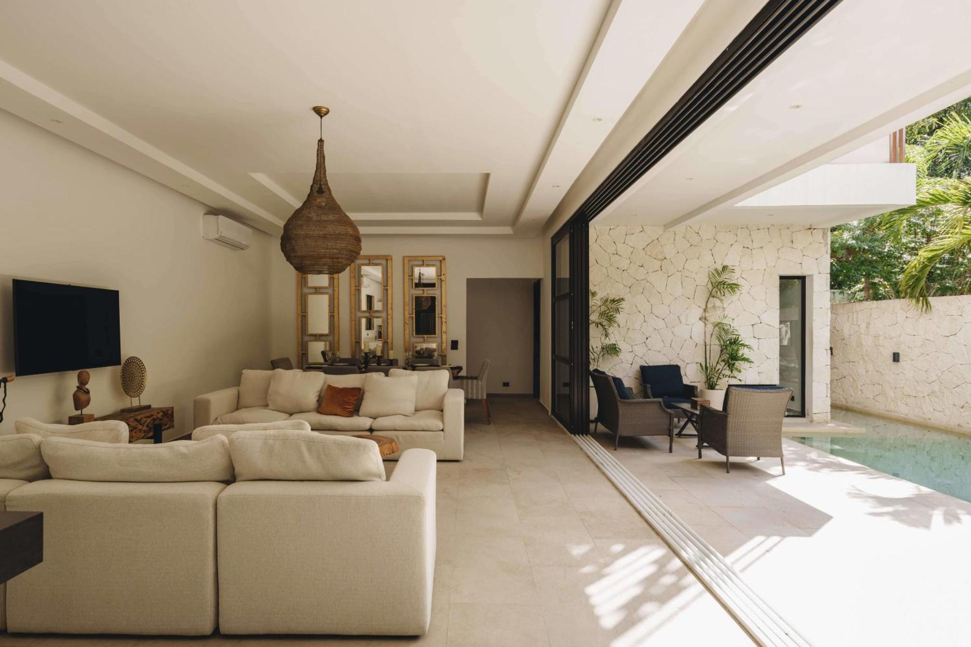 Luxe 8br Double Villa, Gated, Patio & Pool Holiday home *