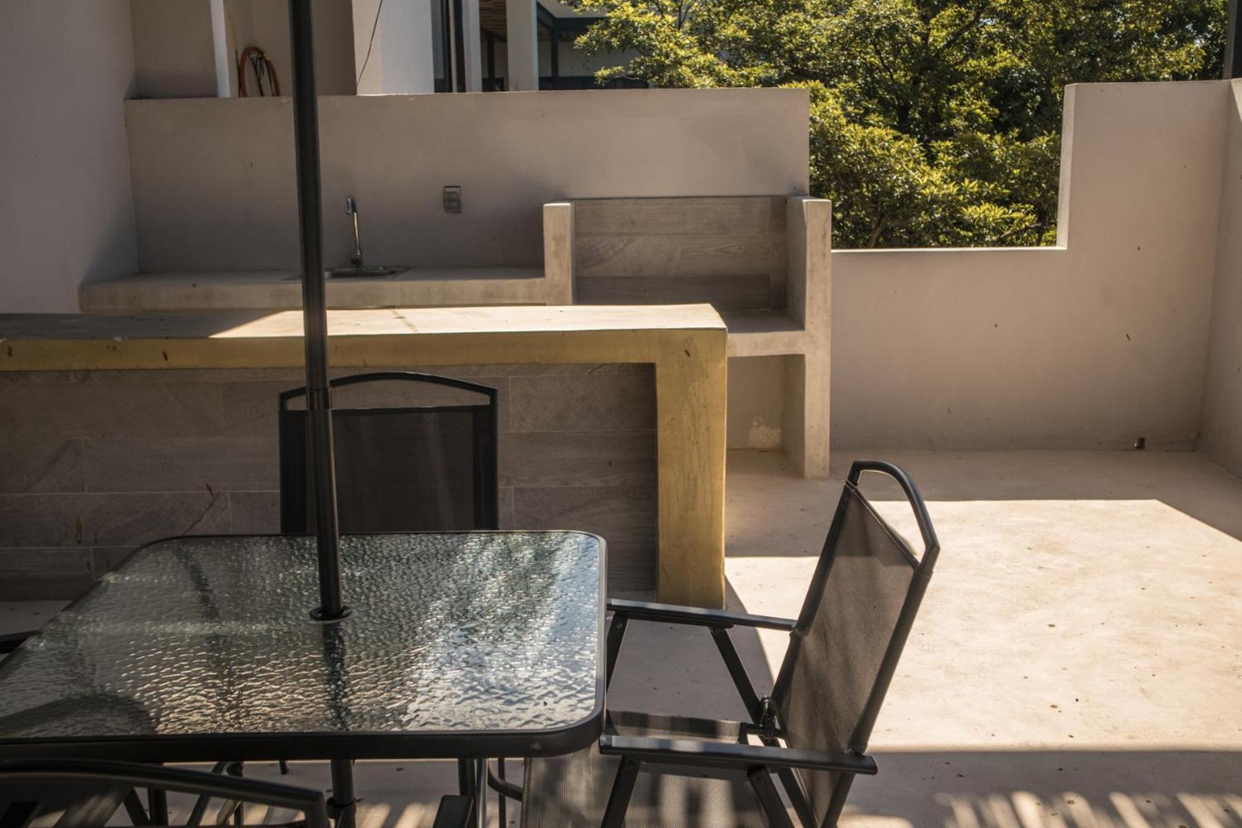 1 Bedroom In Downtown Walking Distance From Bars
