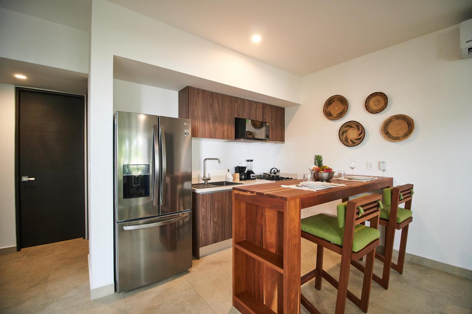 2br 2ba With 2 Pools, Gym, Yoga Deck And Bbq Grill