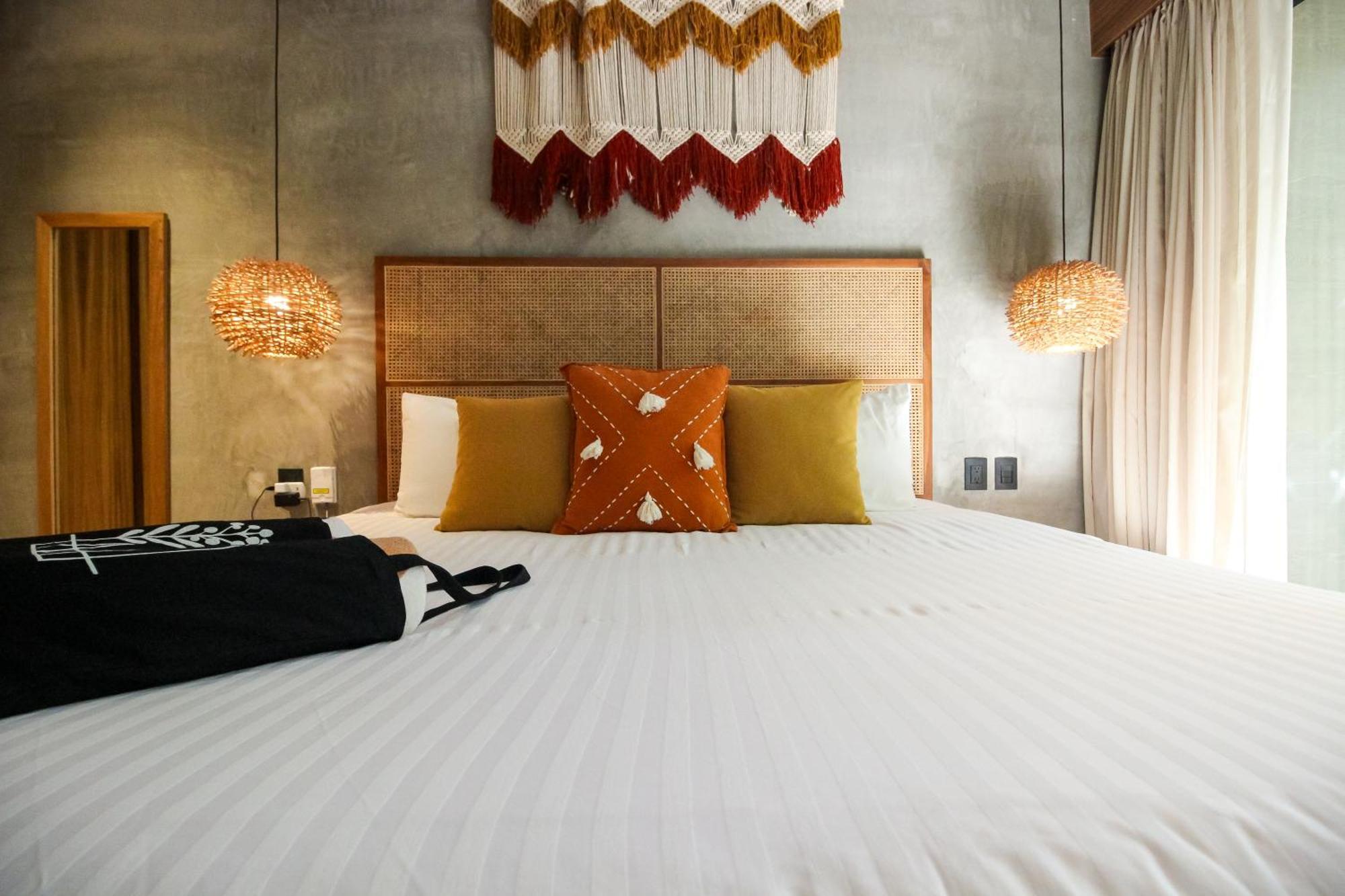 Luxury With Rooftop Pool In Location *