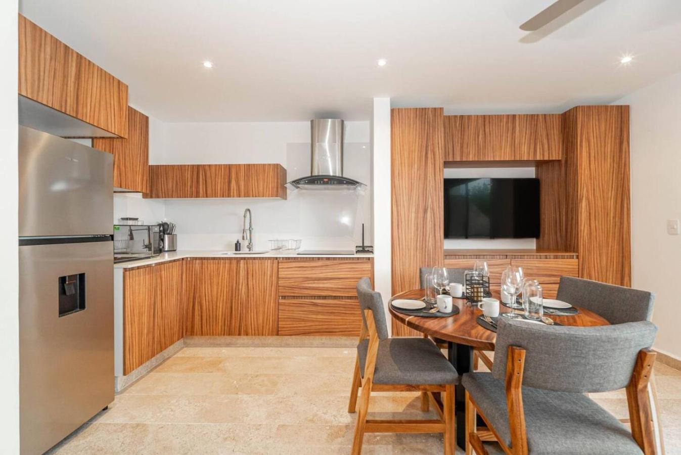 King With Private Balcony, Gym, Rooftop Pool Holiday home