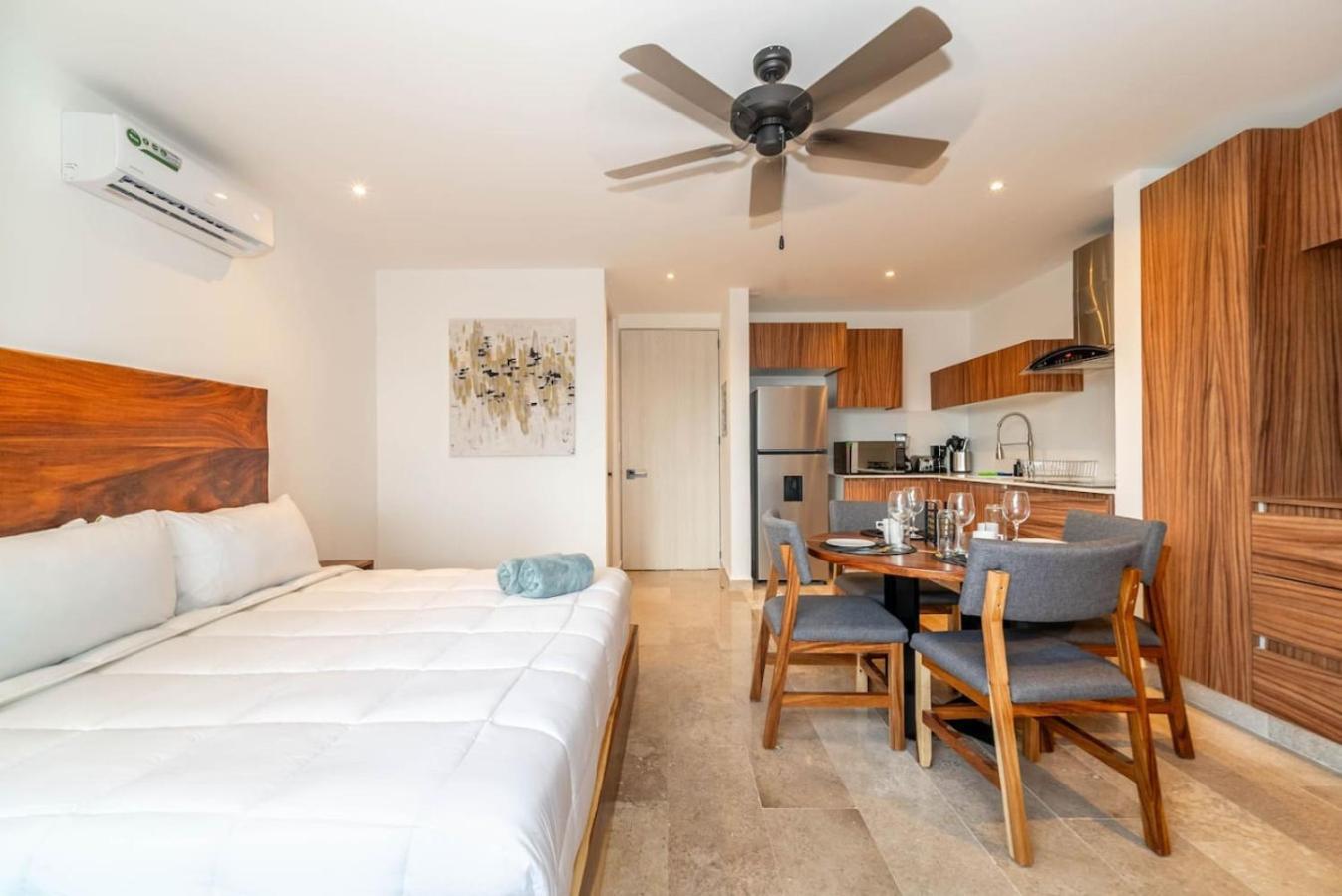 Holiday home King With Private Balcony, Gym, Rooftop Pool *