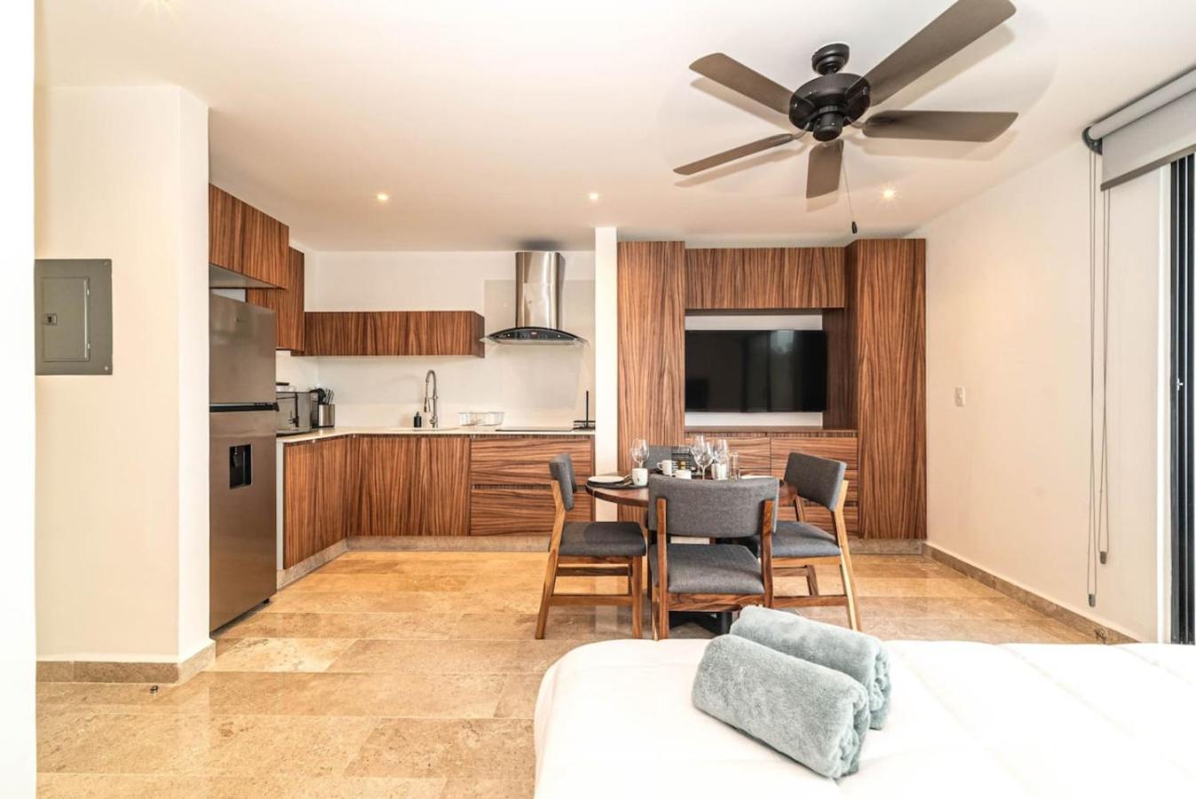 King With Private Balcony, Gym, Rooftop Pool *