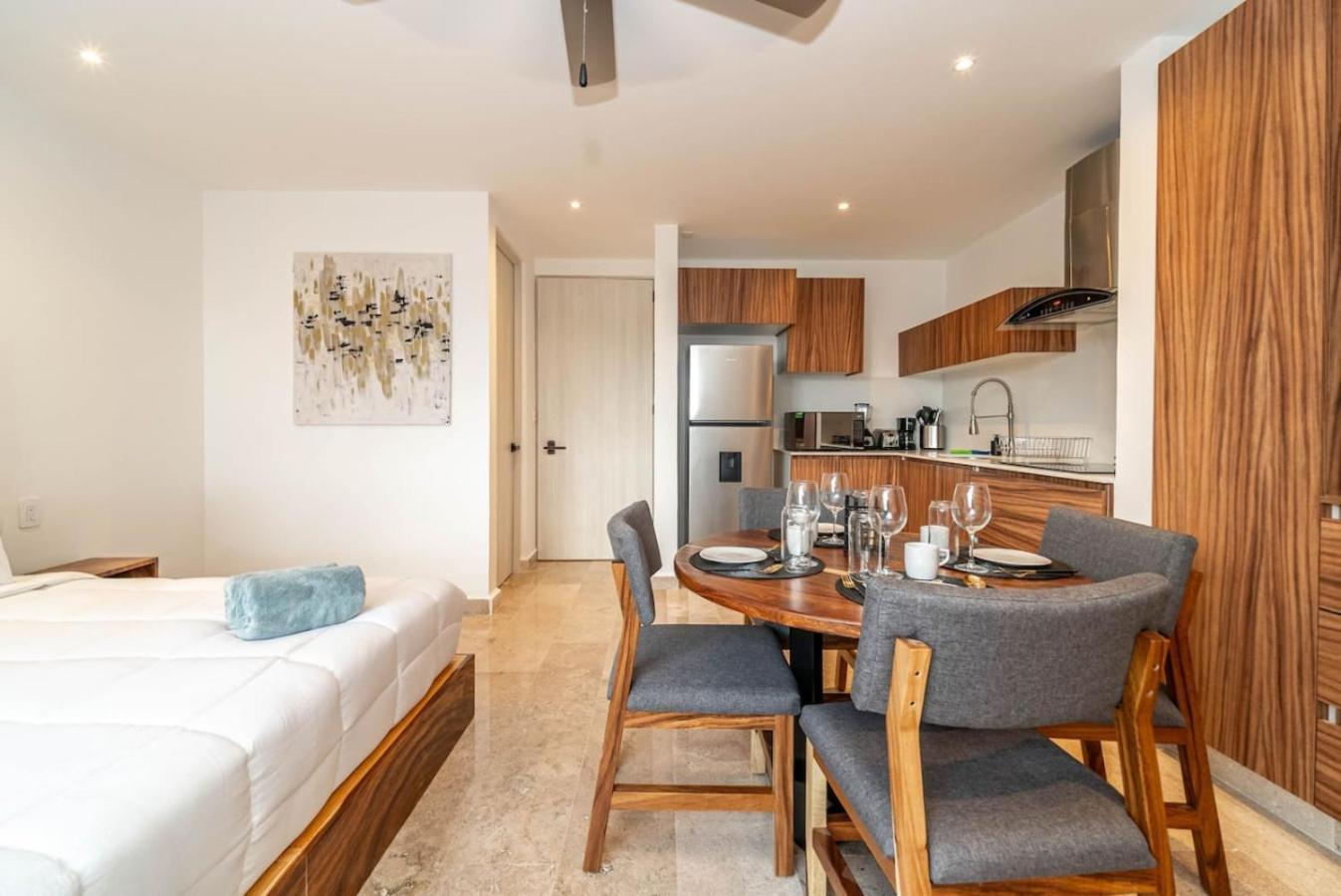 King With Private Balcony, Gym, Rooftop Pool Holiday home