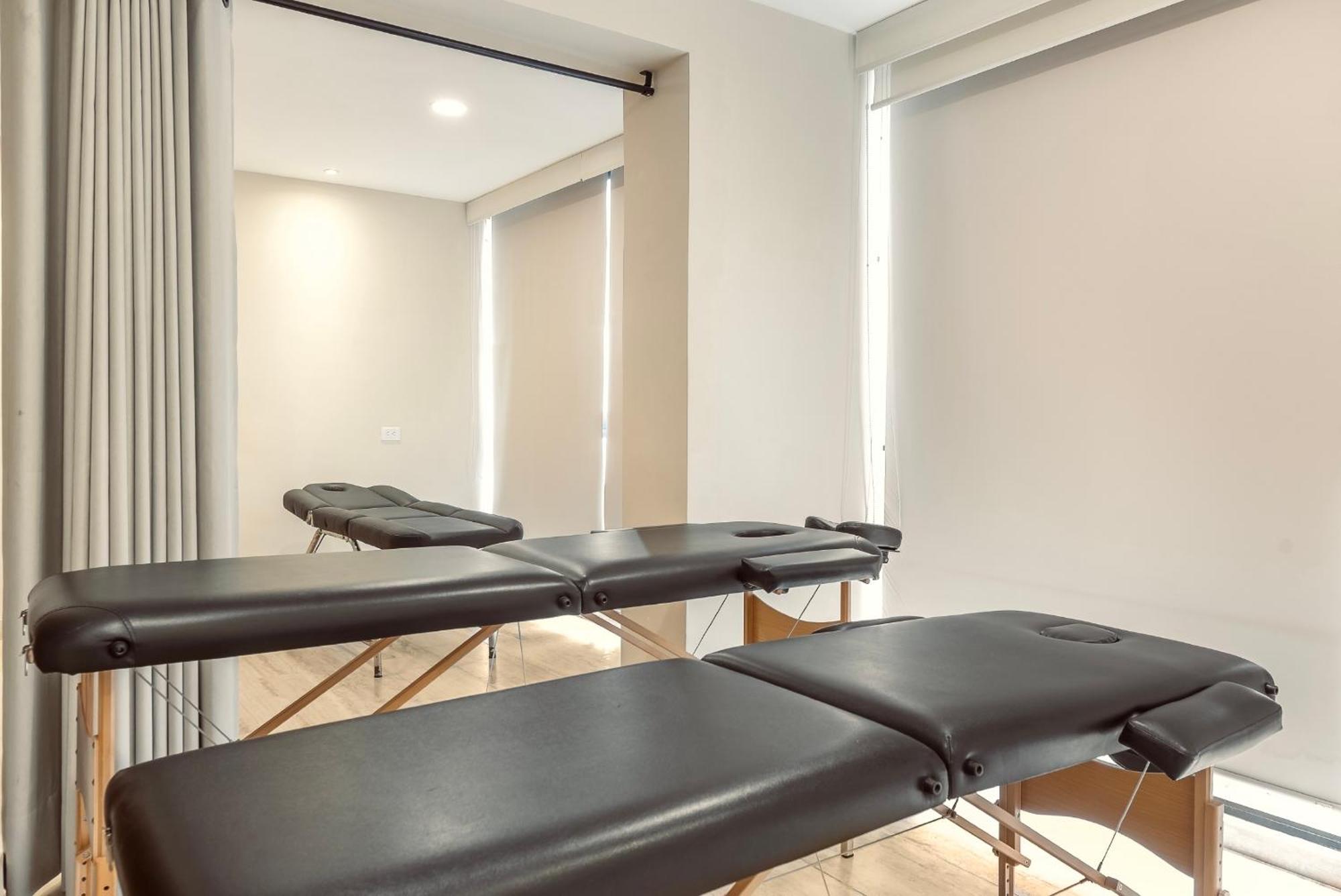 Apartment Private & Infinity Pool, King Bed, Sauna, Gym &