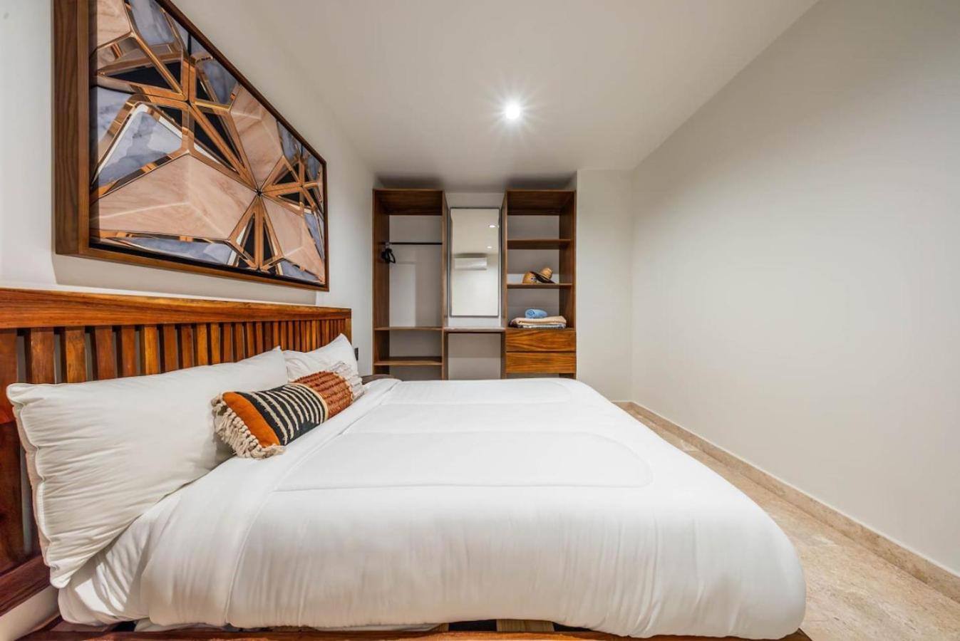 2 Bedroom With Direct Walk-out To Pool, Sauna, And Gym Apartment *