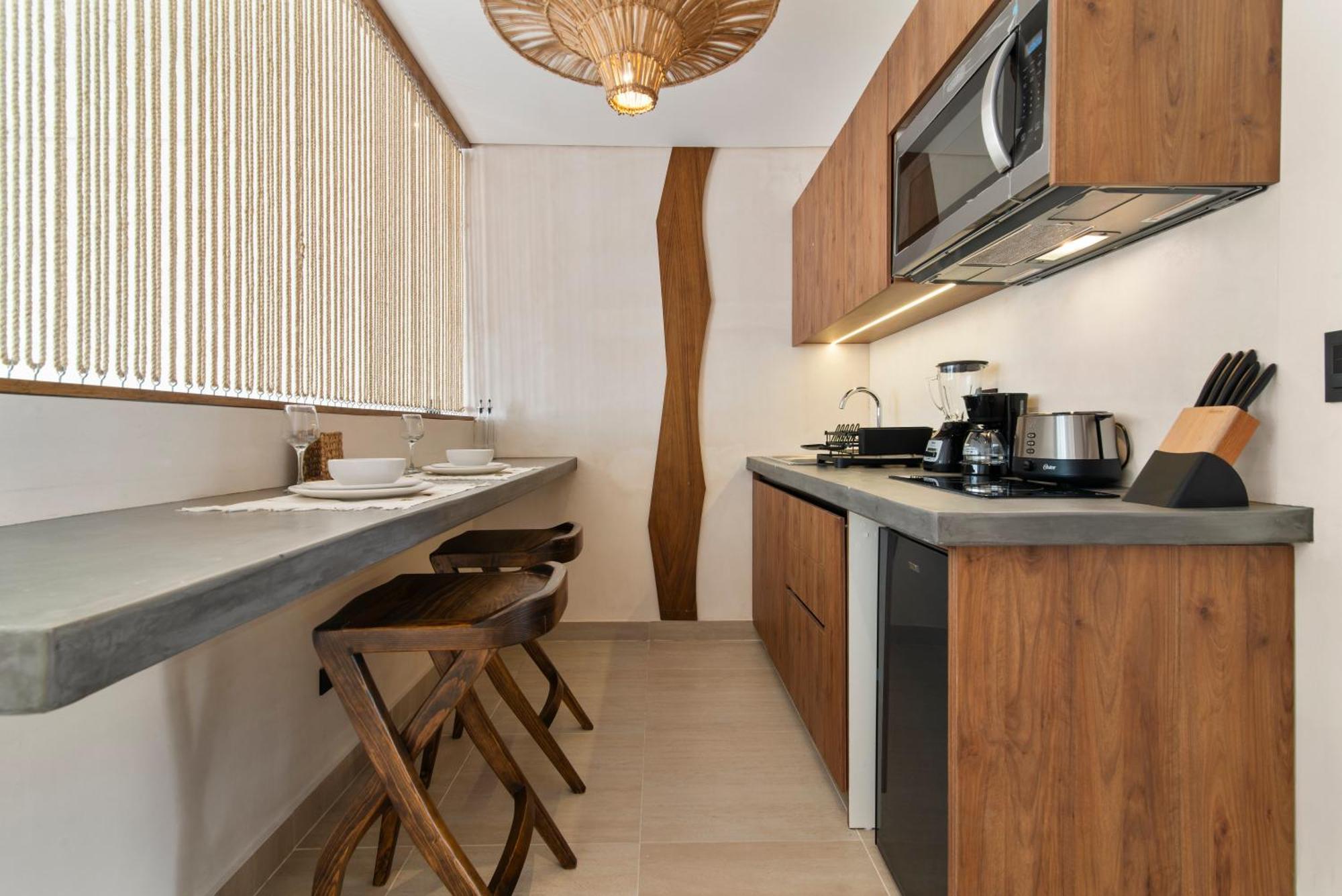 Hotel Guest - Elements