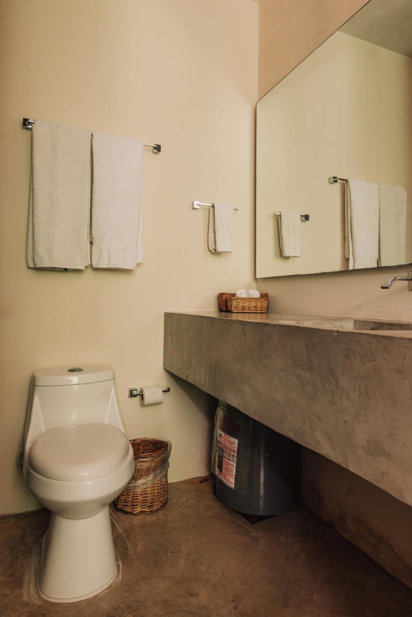 Spacious, Stylish, Comfortable, 2bd 2bth Condo,private Pool 24hr Concierge *