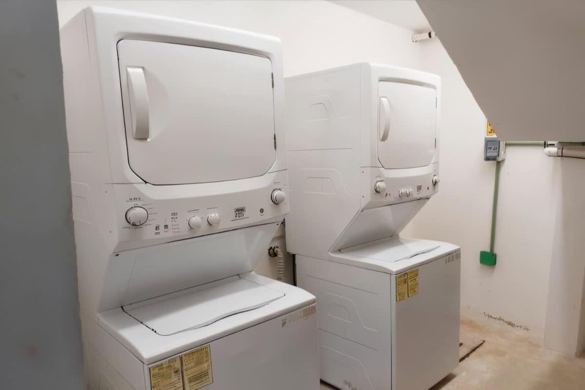 Private Yard & Cool Tub Wifi 1 Bed 3 Guest Apartment *