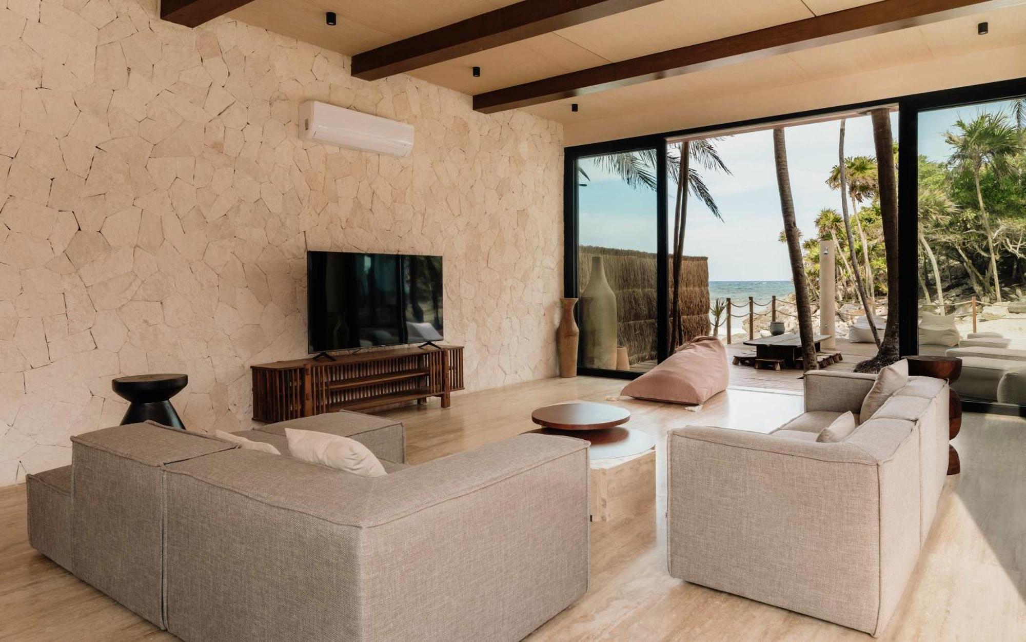 Beachfront - Stunning Pool Holiday home *