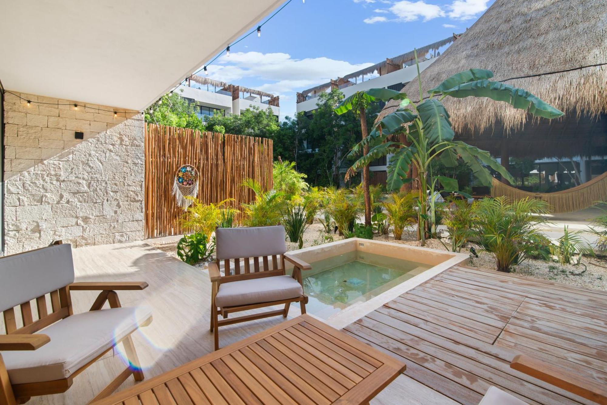 Tropical Getaway In With Private Pool *