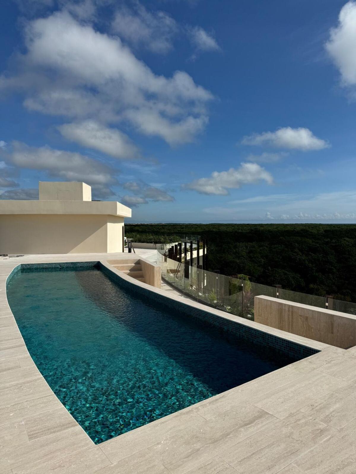 Luxurious Mistiq Gardensii Pool Beachclub *