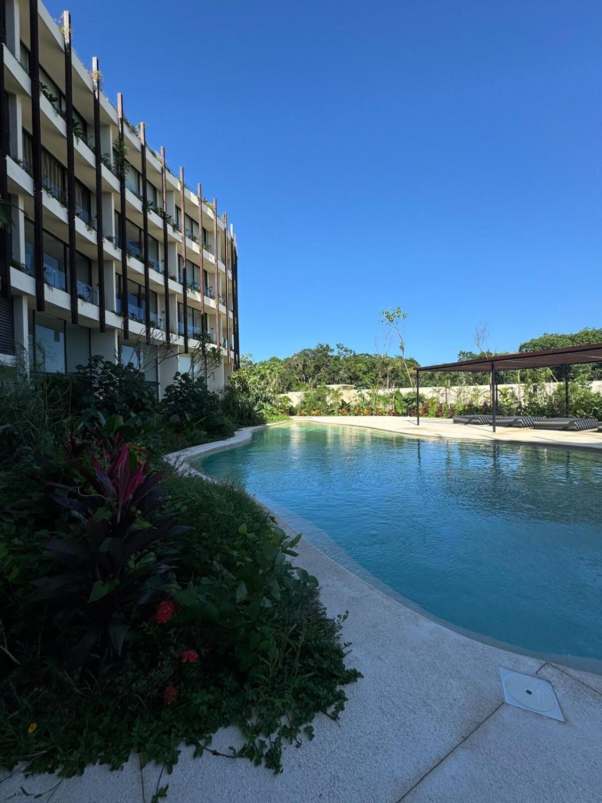 Luxurious Mistiq Gardensii Pool Beachclub *