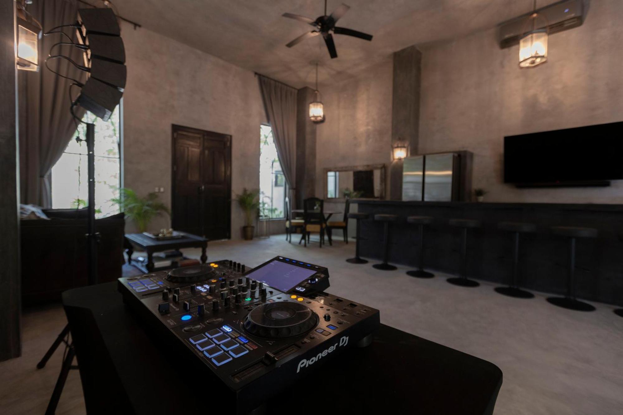 Casa Halo - Mansion, Nightclub, Pool, Sonos, Gated, Staff Pousada