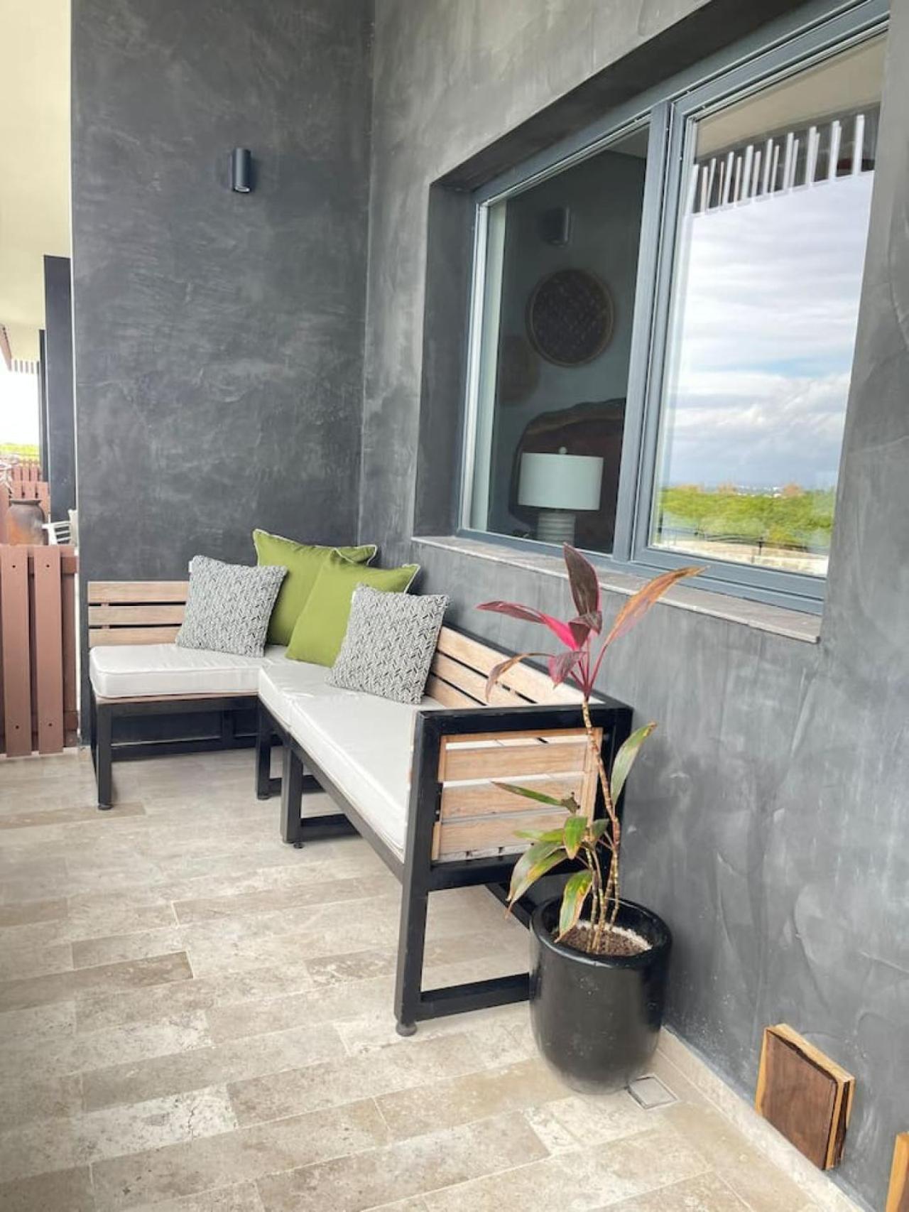 Luxury 3bd With Balcony And Rooftop Pool Apartment