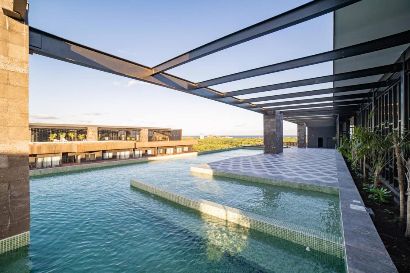 Luxury 3bd With Balcony And Rooftop Pool