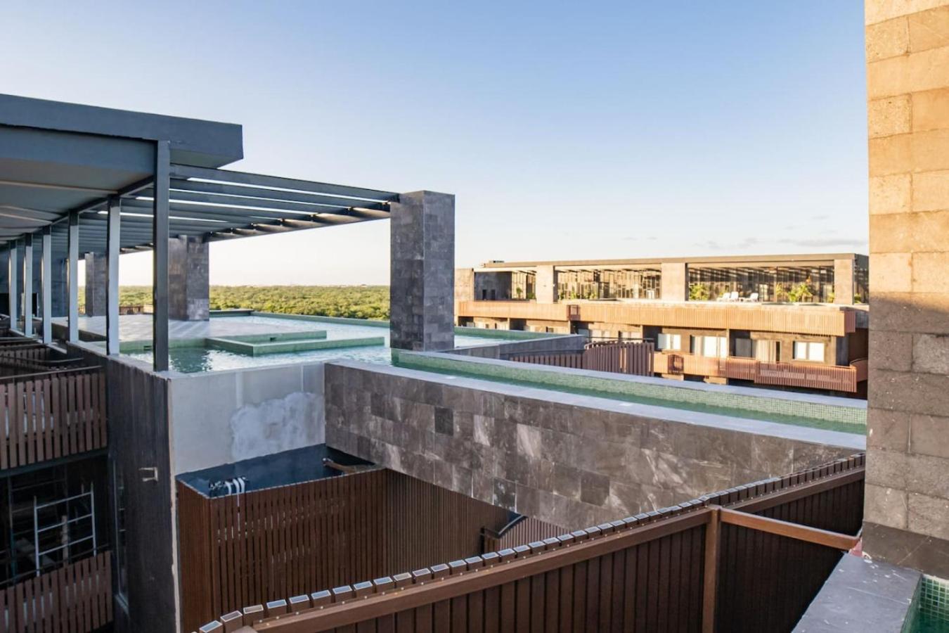 Luxury 3bd With Balcony And Rooftop Pool Apartment