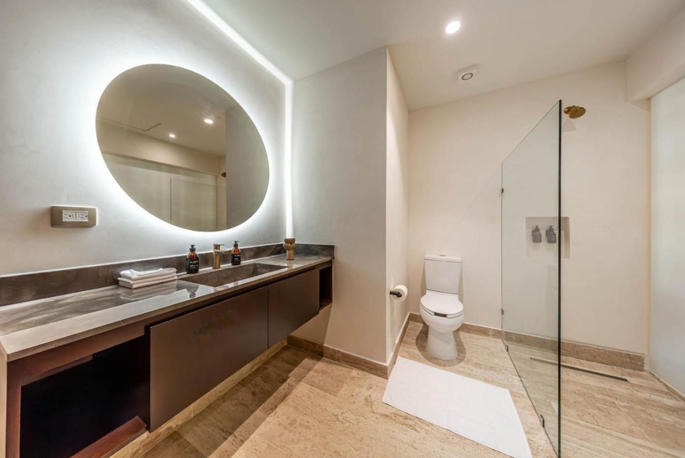 Elegant 2br W Rooftop Pool Close To Holiday home