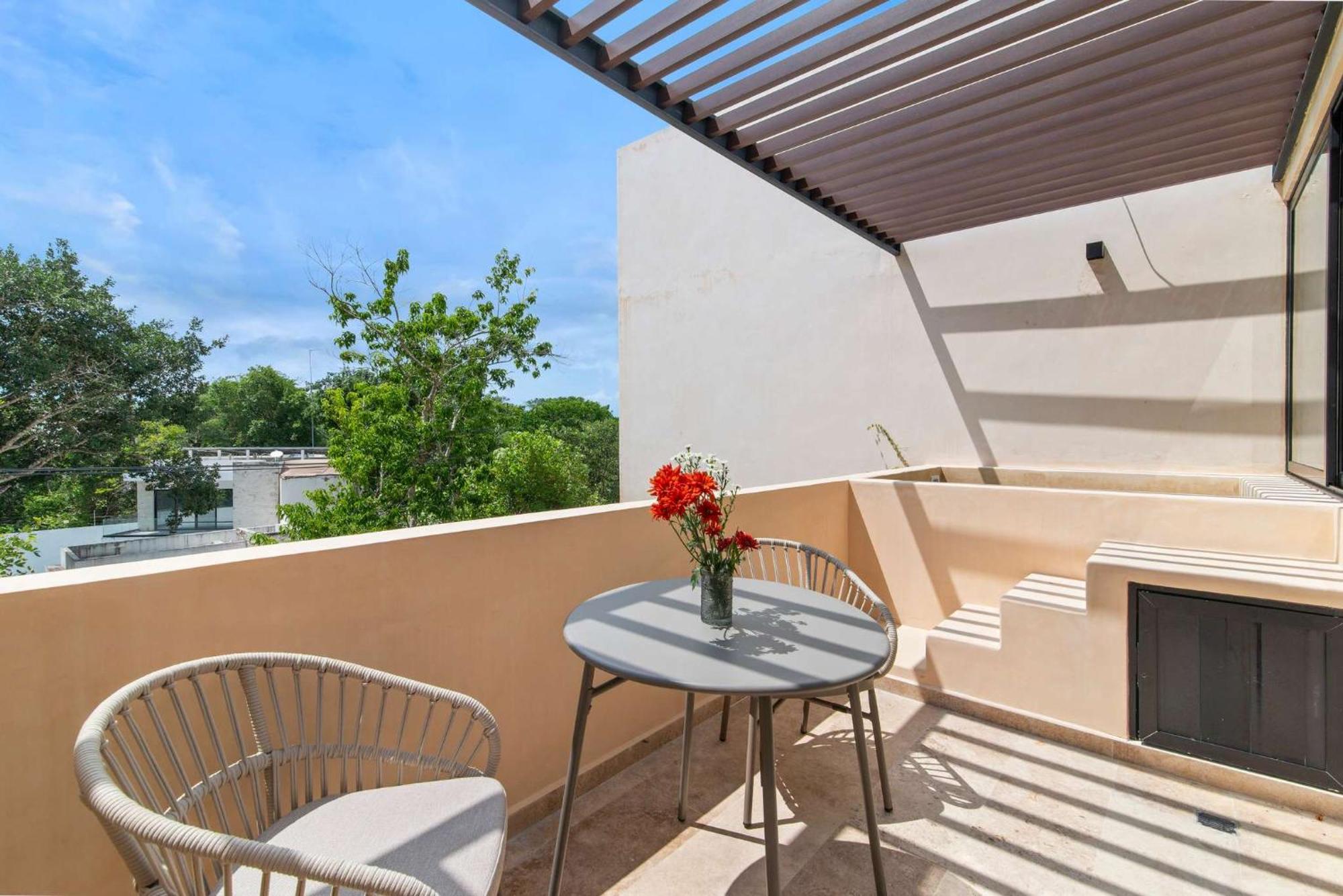 Apartment Stylish 1br With Private Pool & Balcony
