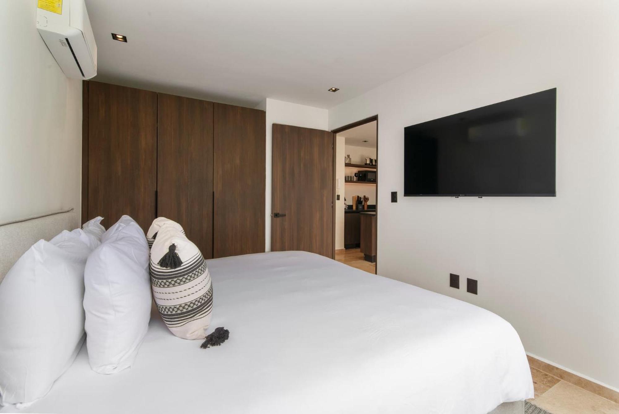 Stylish 1br With Private Pool & Balcony *