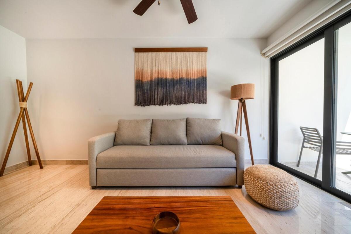 Modern In Pool And Gym Apartment