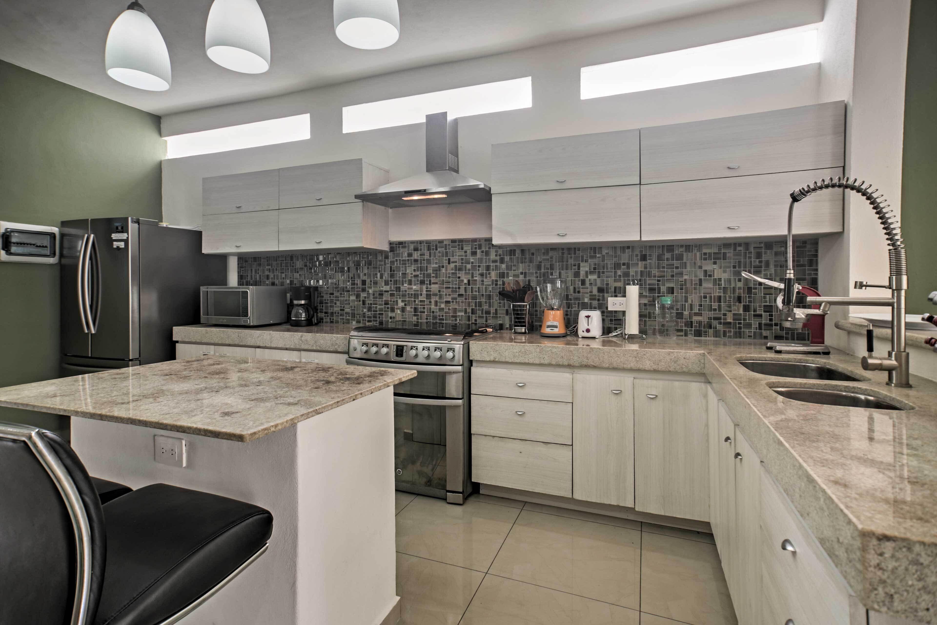 Casa Esmeralda W/ Pool Access & Furnished Patio!