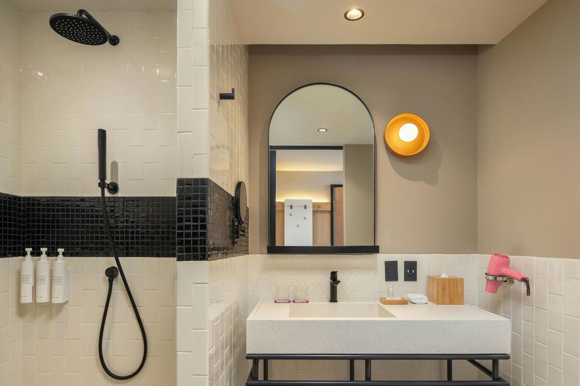 Moxy 3*