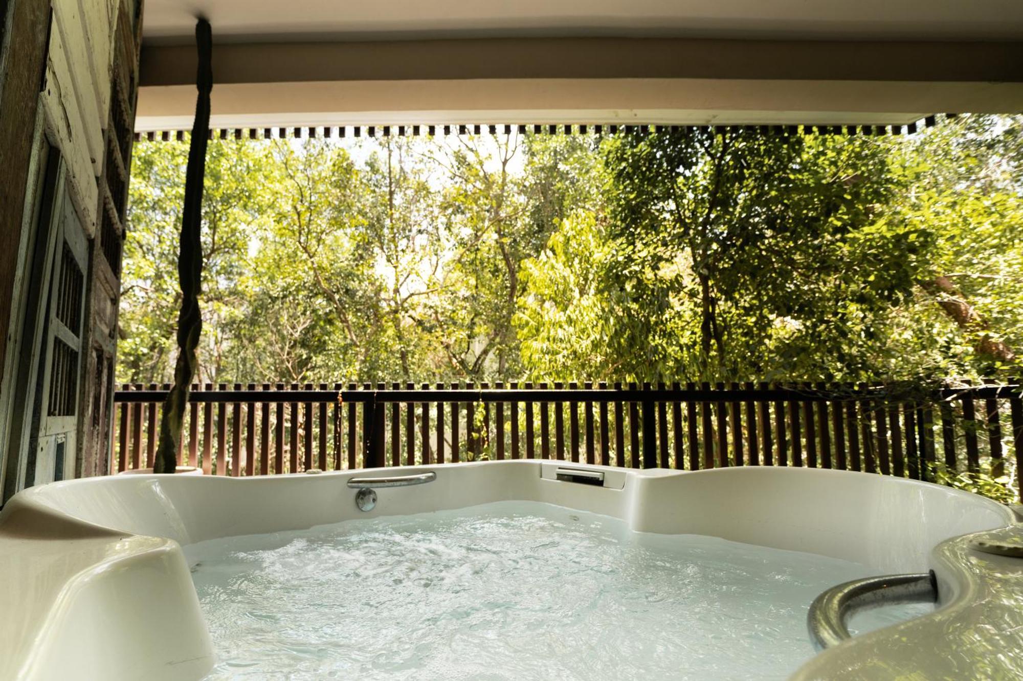 Stylish & Luxury Penthouse & Apartment, Private Pool, Private Hot Tub, Terrace And Roof At Jungle Apartment *