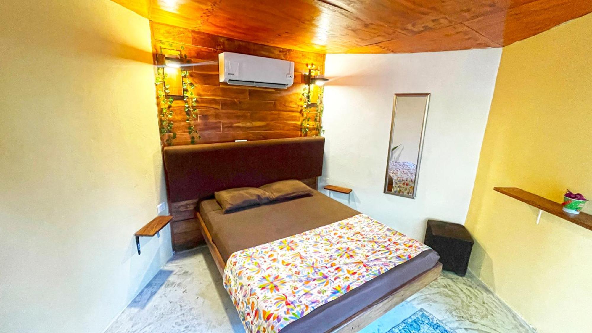 Mr Pakal Capsule hotel *