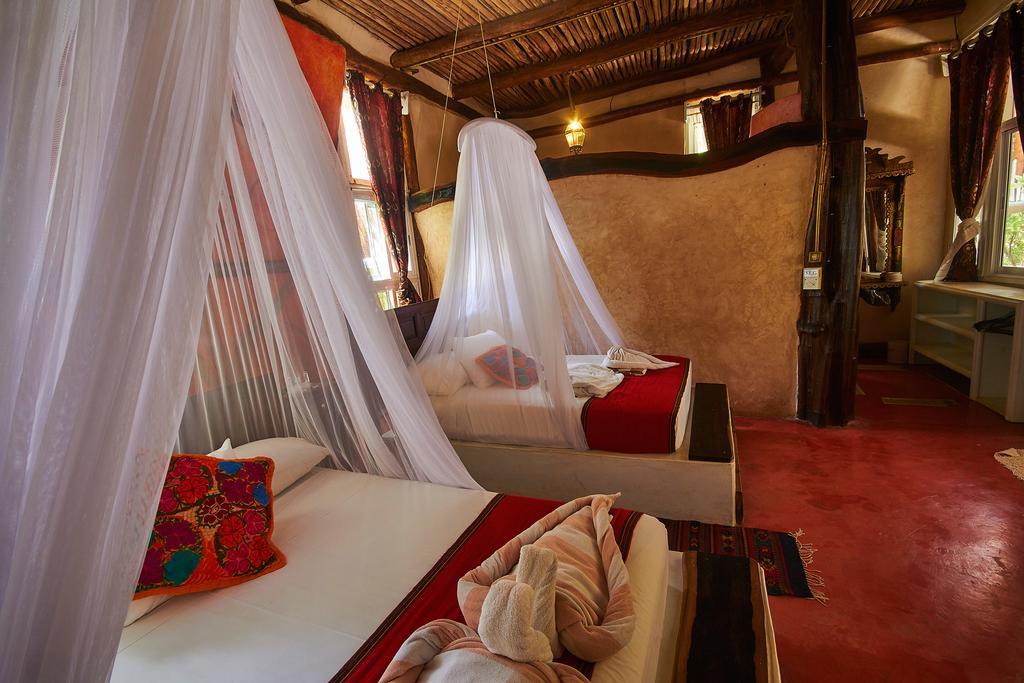 Lamar Front And Pool Hotel 3*