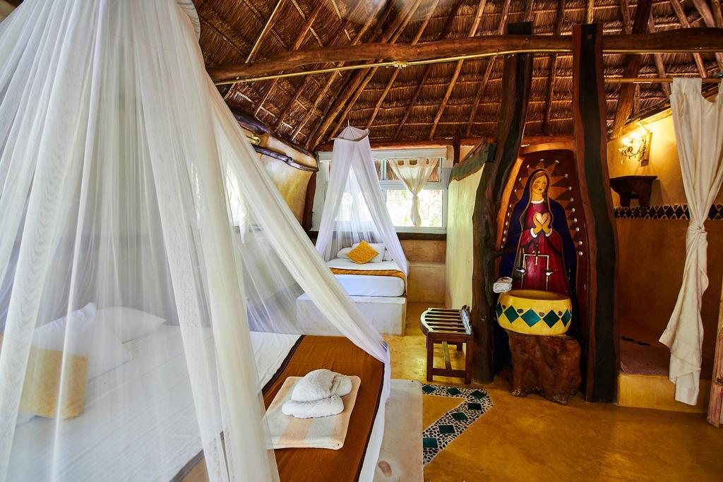 Lamar Front And Pool Hotel 3*