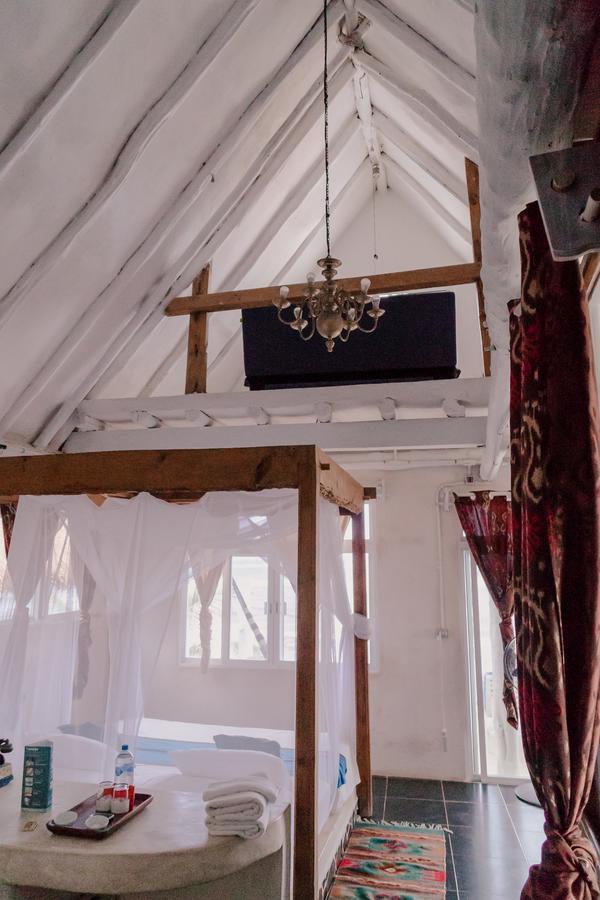 Hotel Lamar Front And Pool