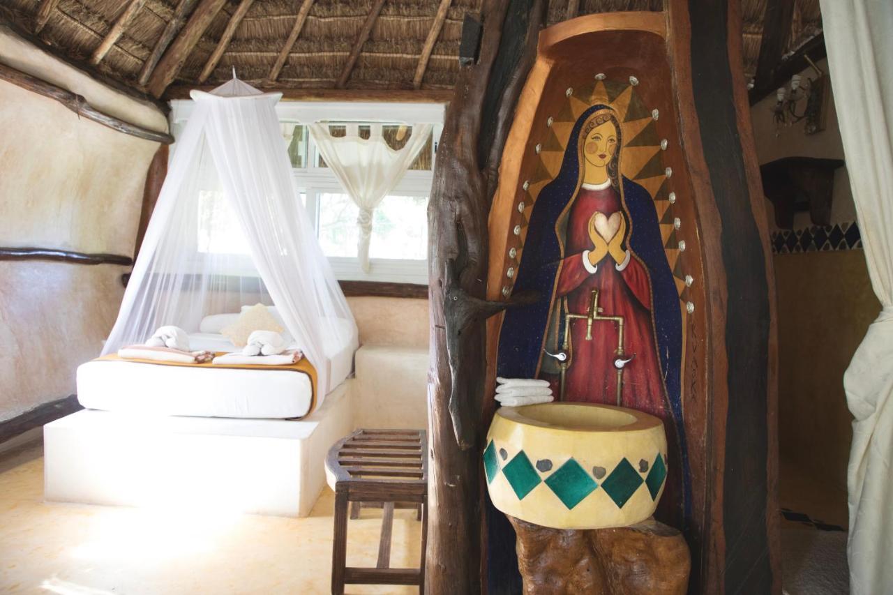 Lamar Front And Pool Hotel