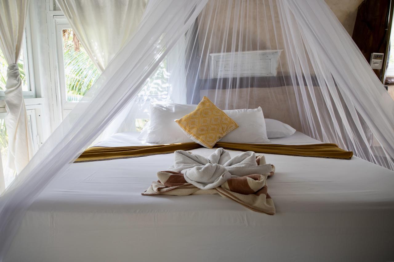 Hotel Lamar Front And Pool