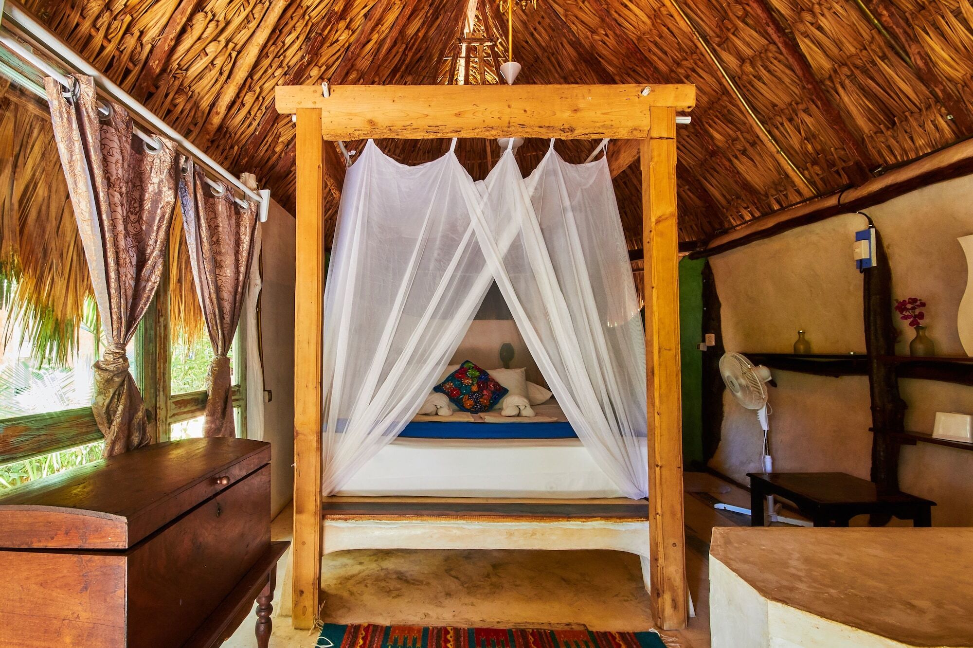 Hotel Lamar Front And Pool