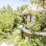 Mamasan Treehouses & 4*