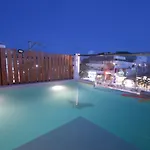 Straw Hat Hostel & Rooftop Bar