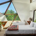 Mamasan Treehouses & 4*
