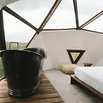 Mamasan Treehouses & 4*