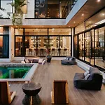 Kings Mansion For 26 Guests!