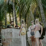 Cinco Hotel *