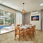 Sherlock - Swim Up Suite & Gym & Beach Club Access