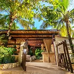 Hotel Estrellas - Located At The Party Zone