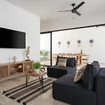 Cozy 3 Bedrooms Townhome-centrally Located-gated-wifi