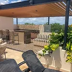 Holiday home Exclusive Building Infinity Pool And Gym Restaurants And Bar District Nearby