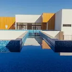 2br With Fast Wifi Free Bikes, Rooftop, Pool, And Gym *