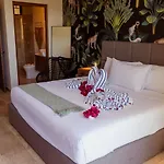 2br With Fast Wifi Free Bikes, Rooftop, Pool, And Gym *