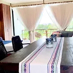 Near Beach+Jungle Views. King Bed+220 Megs+2 Bikes