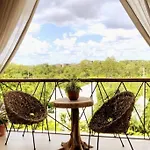Near Beach+Jungle Views. King Bed+220 Megs+2 Bikes