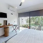 Spacious Condo, Beautiful Pool, Wi-fi - Casa Kaanal 104 *